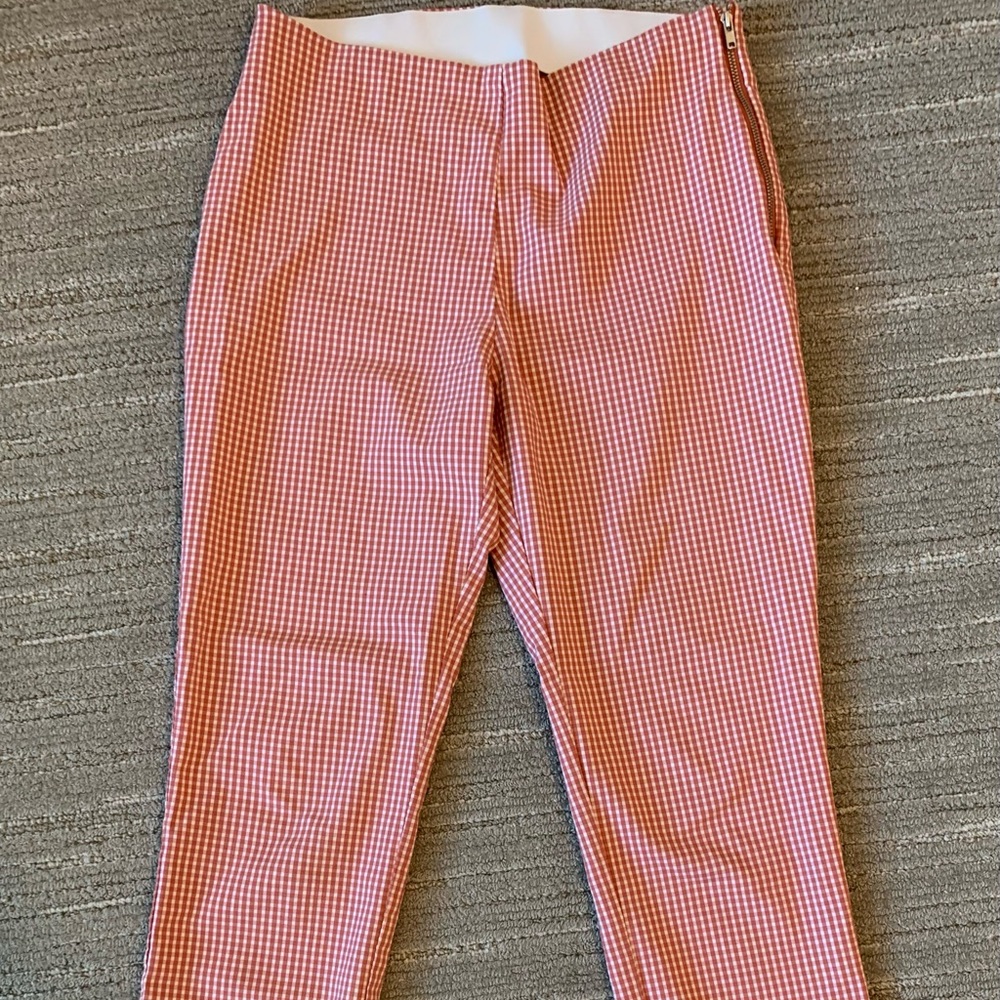 Selling this flattering pair of pants. Told you beautiful by the waist.